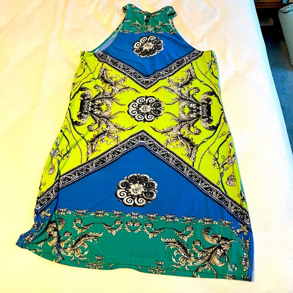 Sleeveless halter dress - Picture 2 of 4